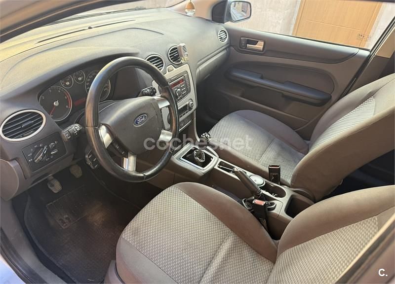 Usado Ford Focus Ambiente 90 CV (66 kW) 2007 Gris / plata Berlina