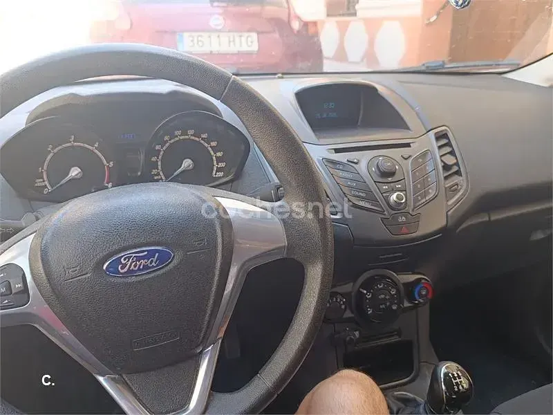 Usado Ford Fiesta Trend 75 CV (55 kW) 2013 Gris / plata Berlina