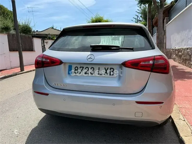 Usado Mercedes A180 109 CV (80 kW) 2018 Gris / plata Berlina