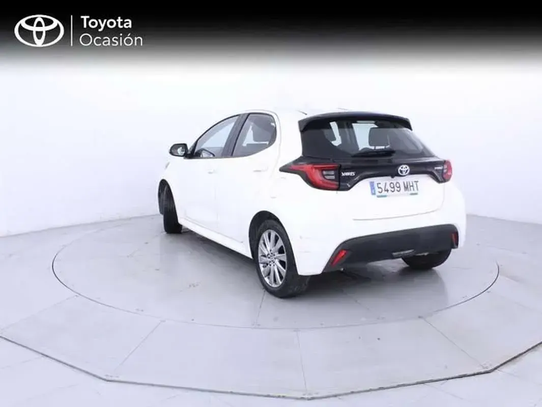 Usado Toyota Yaris Hybrid Active 116 CV (85 kW) 2023 Blanco Berlina