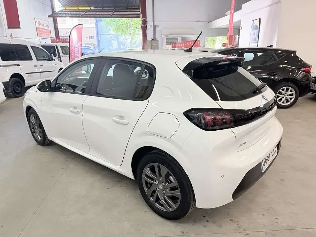 Usado Peugeot 208 Active 102 CV (75 kW) 2021 Blanco Utilitario