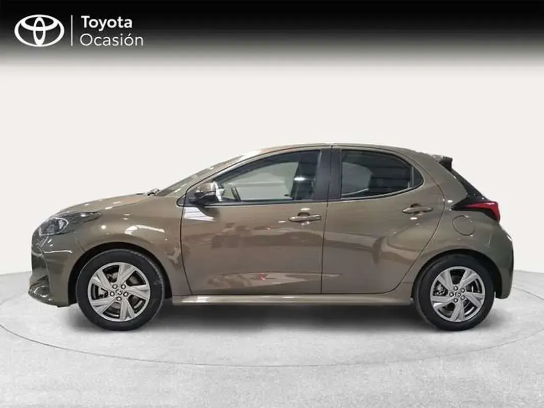 Usado Toyota Yaris Active 116 CV (85 kW) 2025 Marrón Utilitario