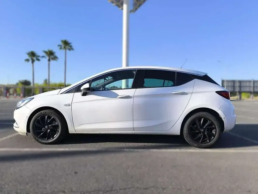Usado Opel Astra Dynamic 136 CV (100 kW) 2019 Blanco Familiar