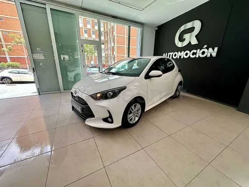 Usado Toyota Yaris Hybrid Style 116 CV (85 kW) 2023 Blanco Berlina