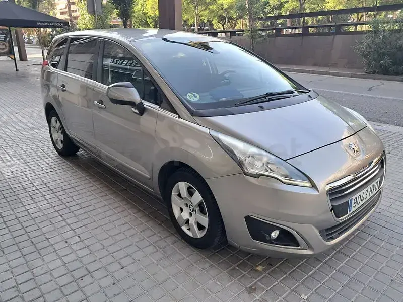 Usado Peugeot 5008 Style 115 CV (84 kW) 2014 Gris / plata Monovolumen