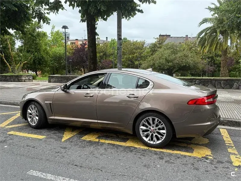Usado Jaguar XF Premium Luxury 190 CV (139 kW) 2014 Marrón Berlina