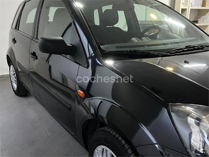 Usado Ford Fiesta Ambiente 68 CV (50 kW) 2008 Negro Utilitario