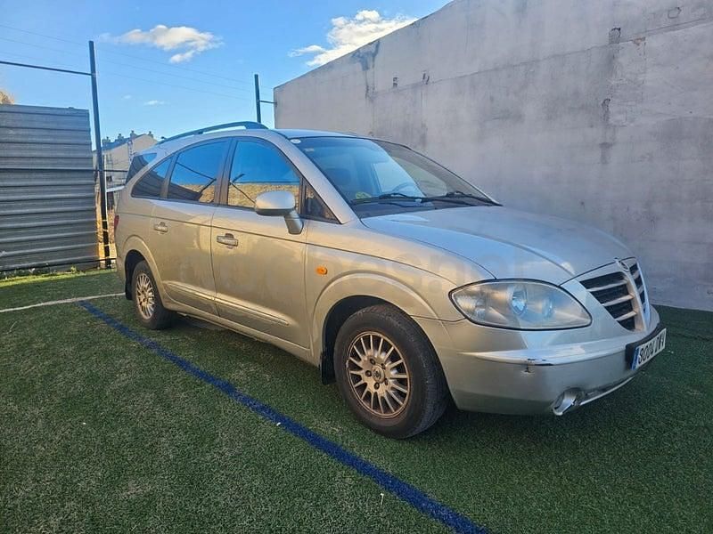 Usado Ssangyong (KGM) Rodius 165 CV (121 kW) 2007 Gris / plata Monovolumen
