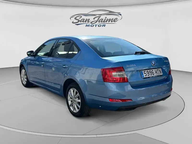 Usado Skoda Octavia Elegance 105 CV (77 kW) 2013 Azul Berlina