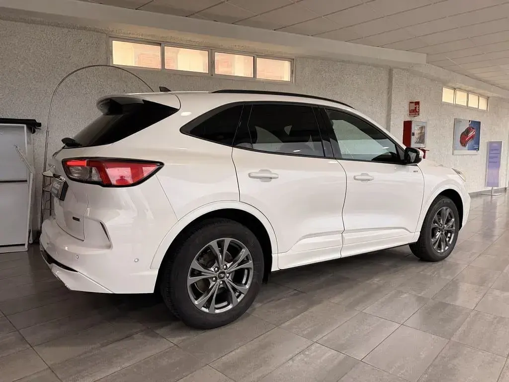 Usado Ford Kuga ST-Line 225 CV (165 kW) 2023 Blanco platino (especial) SUV