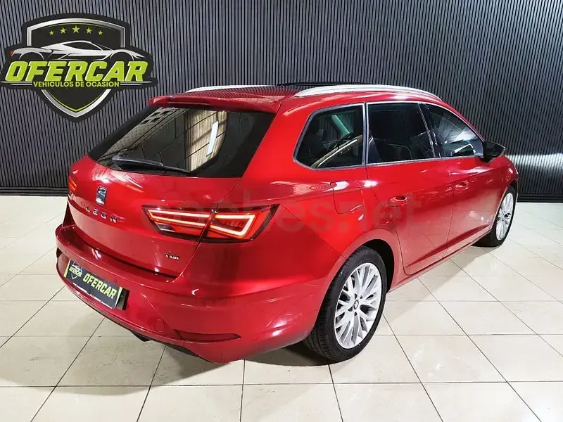 Usado Seat Leon Style 110 CV (80 kW) 2018 Rojo Familiar