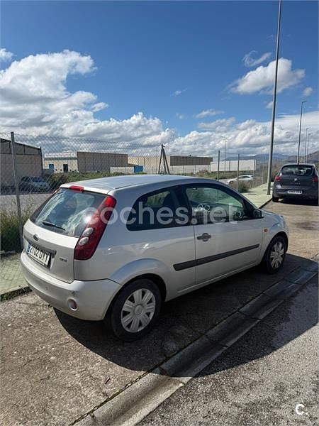 Usado Ford Fiesta Trend 68 CV (50 kW) 2006 Gris / plata Utilitario