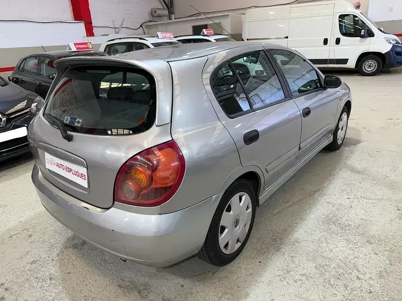 Usado Nissan Almera Visia 98 CV (72 kW) 2003 Gris / plata Berlina