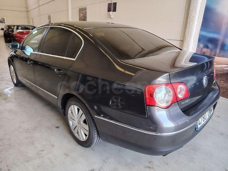 Usado VW Passat Highline 140 CV (102 kW) 2006 Gris / plata Berlina