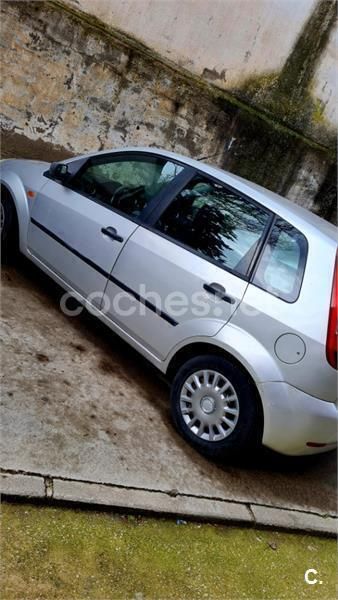Gris / plata Usado 2004 Ford Fiesta Utilitario | 2100 € (Precio justo) - Imagen 1/4