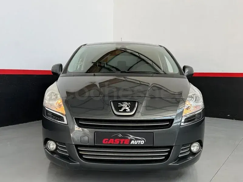Usado Peugeot 5008 Active 115 CV (84 kW) 2013 Gris / plata Monovolumen