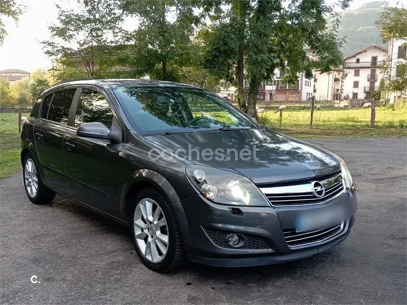 Usado Opel Astra Cosmo 140 CV (102 kW) 2008 Negro Berlina
