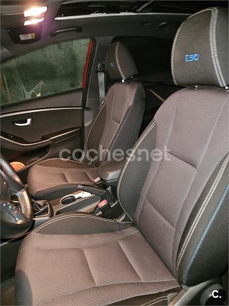 Usado Hyundai i30 GO! 110 CV (80 kW) 2017 Rojo Berlina