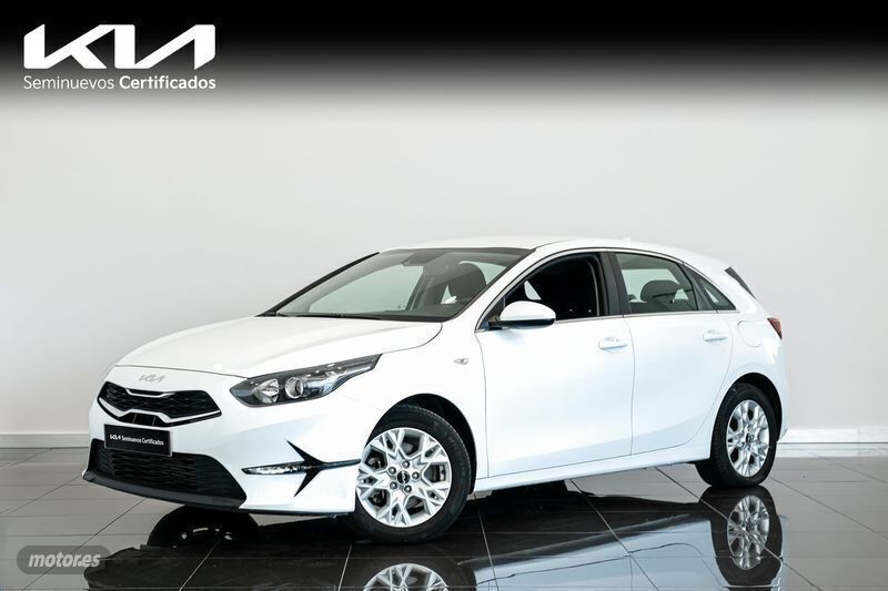 Blanco Usado 2023 Kia Ceed Berlina | 19.900 € (Un poco caro) - Imagen 1/4