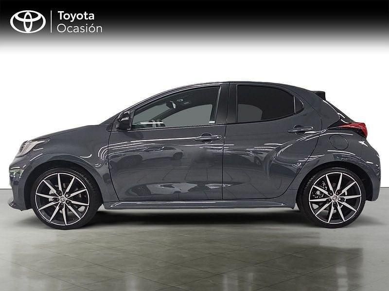 Usado Toyota Yaris Sport 130 CV (95 kW) 2025 Gris oscuro Utilitario