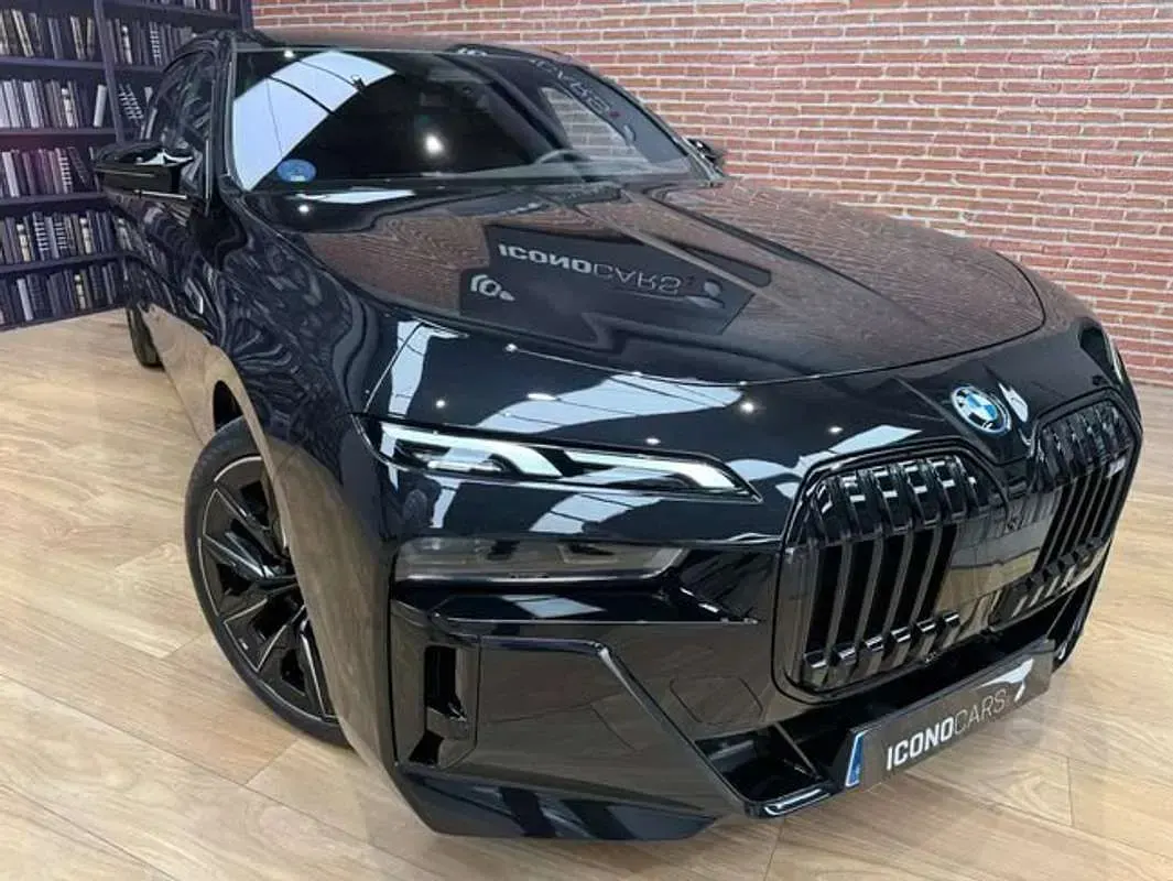Usado BMW M760e Comfort Edition 571 CV (419 kW) 2025 Negro Berlina