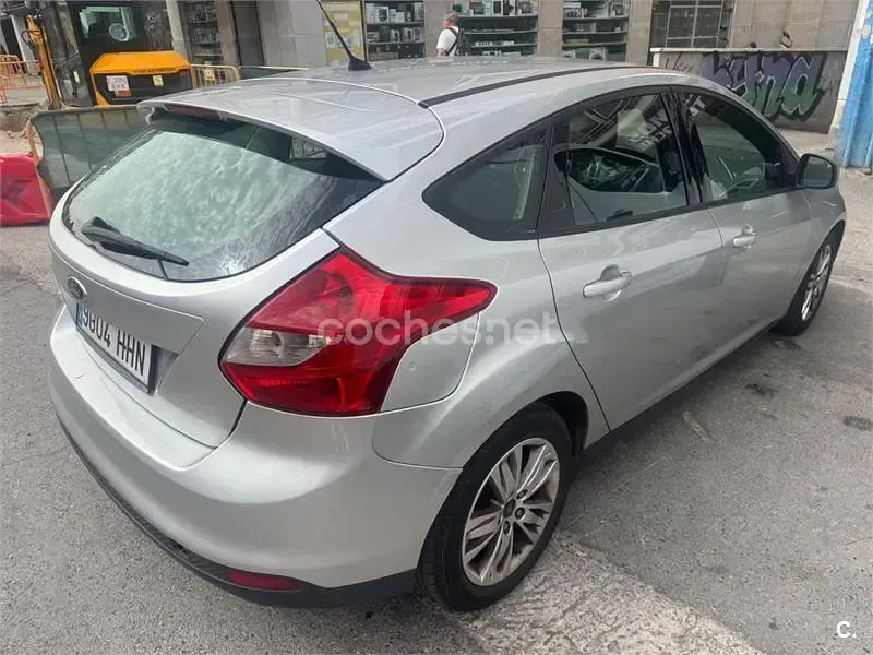 Usado Ford Focus Trend 95 CV (69 kW) 2011 Gris / plata Berlina