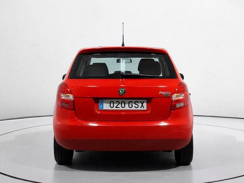 Usado Skoda Fabia 60 CV (44 kW) 2010 Rojo Berlina