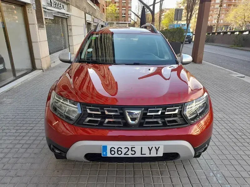 Usado Dacia Duster Comfort 100 CV (73 kW) 2022 Granate SUV