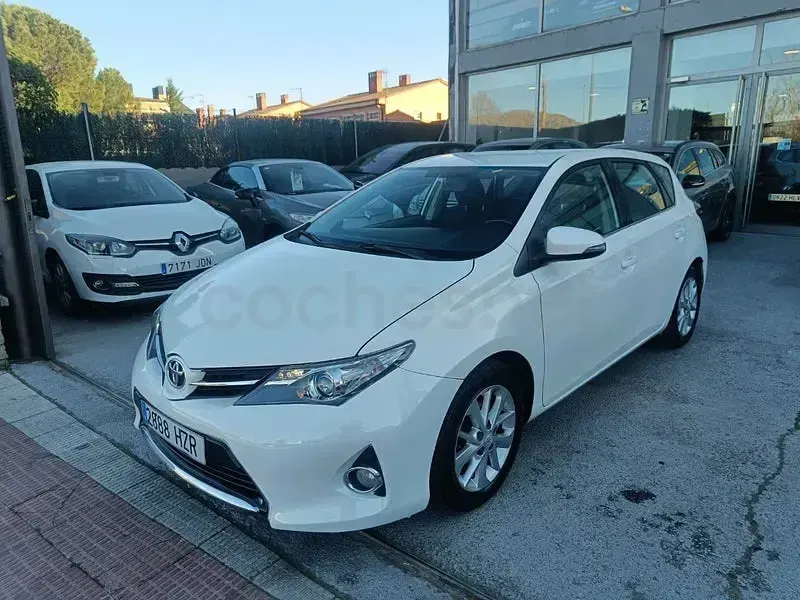 Usado Toyota Auris Active 124 CV (91 kW) 2014 Gris / plata Berlina