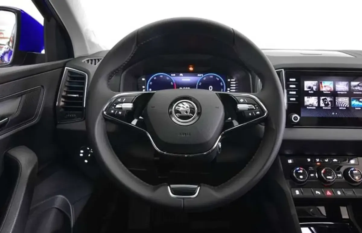 Usado Skoda Karoq Ambition 110 CV (80 kW) 2022 Azul SUV