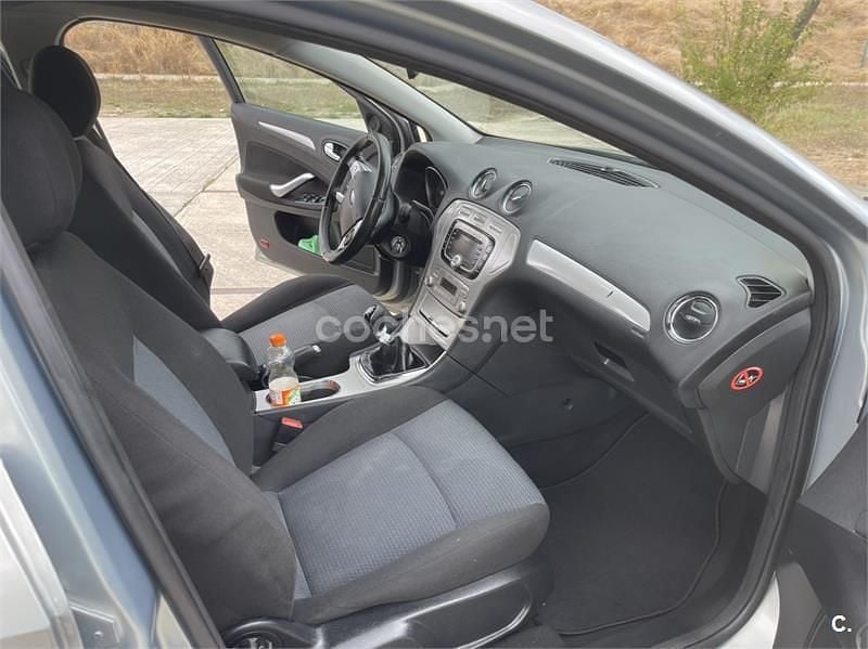 Gris / plata Usado 2009 Ford Mondeo Ambiente Berlina | 4350 € (Precio justo) - Imagen 1/4