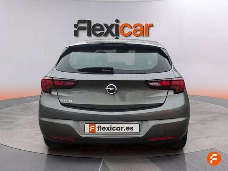 Usado Opel Astra 110 CV (80 kW) 2020 Gris Berlina