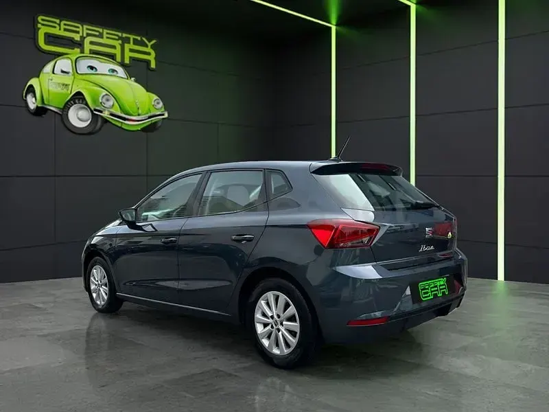 Usado Seat Ibiza Style Plus 110 CV (80 kW) 2022 Gris / plata Utilitario