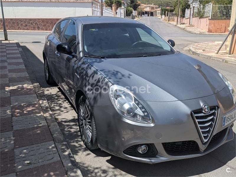 Gris / plata Usado 2016 Alfa Romeo Giulietta Super Utilitario | 9000 € - Imagen 1/4