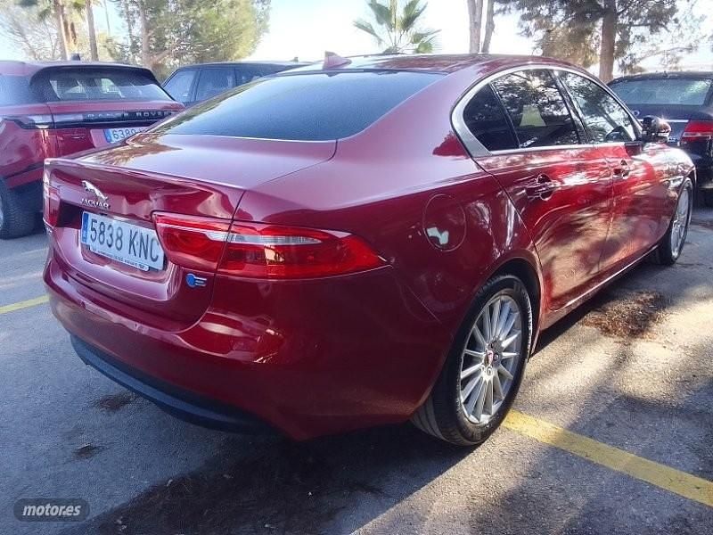 Usado Jaguar XE Prestige 163 CV (119 kW) 2015 Rojo Berlina