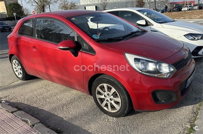 Usado Kia Rio 85 CV (62 kW) 2013 Rojo Berlina