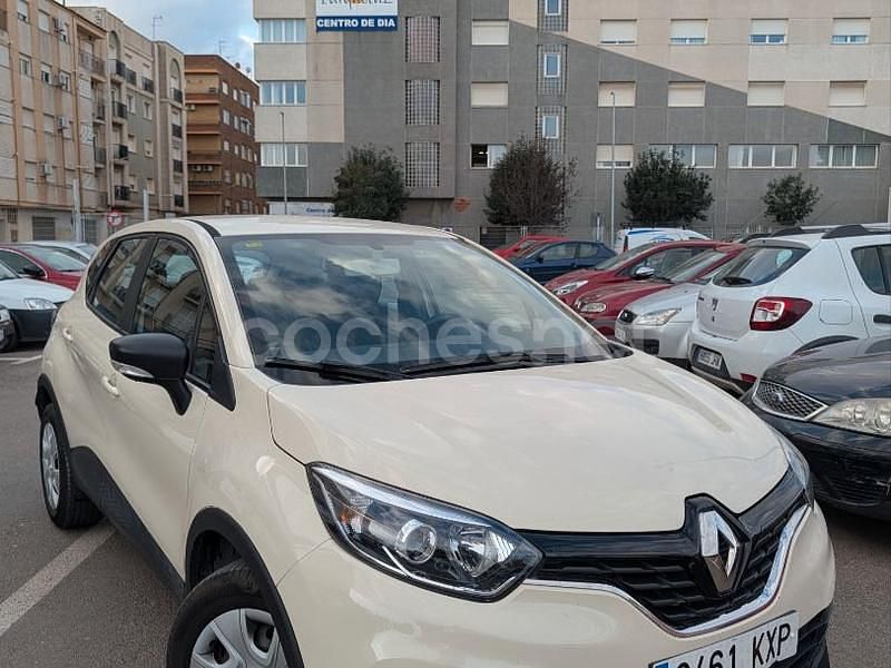 Usado Renault Captur Intens 90 CV (66 kW) 2018 Beige SUV