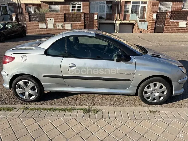 Usado Peugeot 206 CC Quiksilver 110 CV (80 kW) 2005 Gris / plata Descapotable