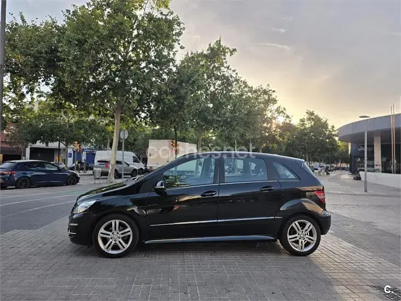 Usado Mercedes B160 Sport Edition 95 CV (69 kW) 2010 Negro Utilitario
