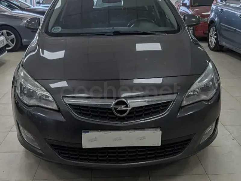 Usado Opel Astra Excellence 110 CV (80 kW) 2012 Negro Berlina