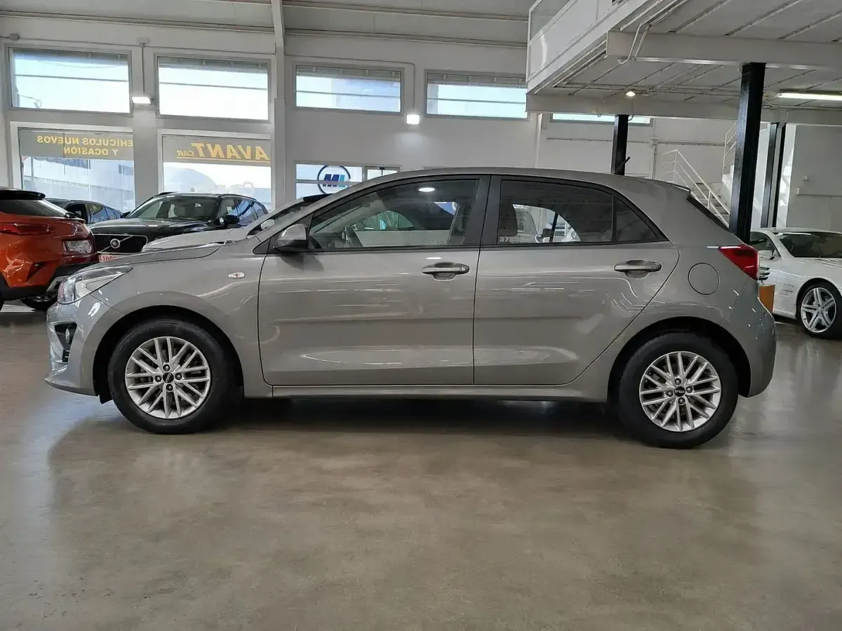Usado Kia Rio 100 CV (73 kW) 2023 Verde Berlina
