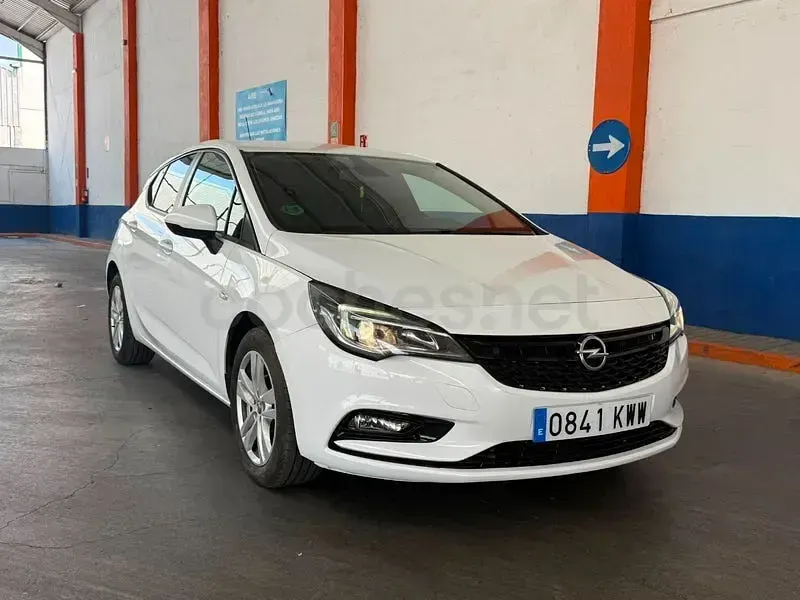 Usado Opel Astra Dynamic 110 CV (80 kW) 2019 Blanco Familiar