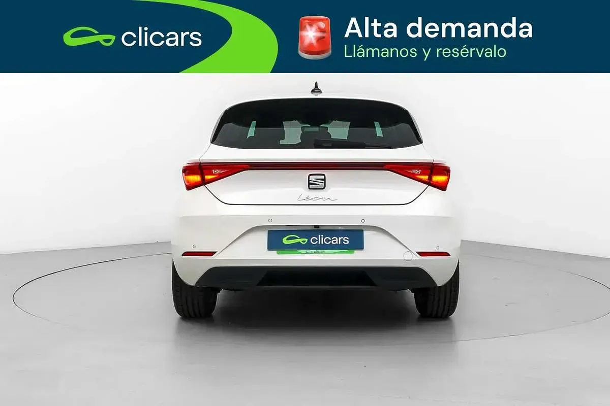 Usado Seat Leon Style 110 CV (80 kW) 2021 Blanco Utilitario