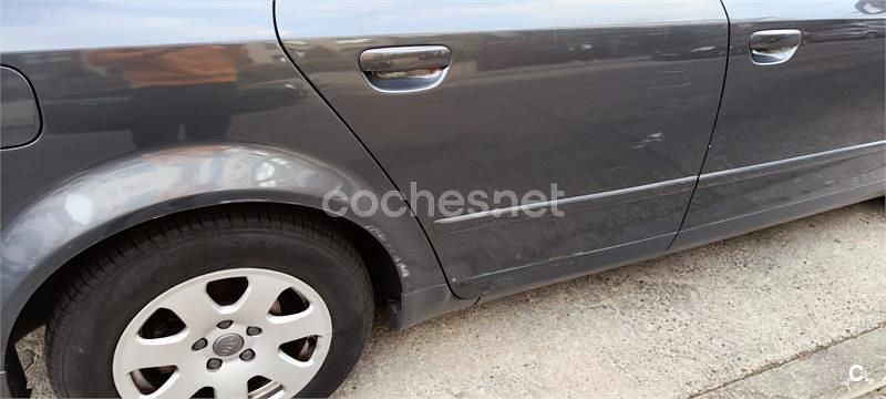 Usado Audi A4 130 CV (95 kW) 2003 Gris / plata Berlina