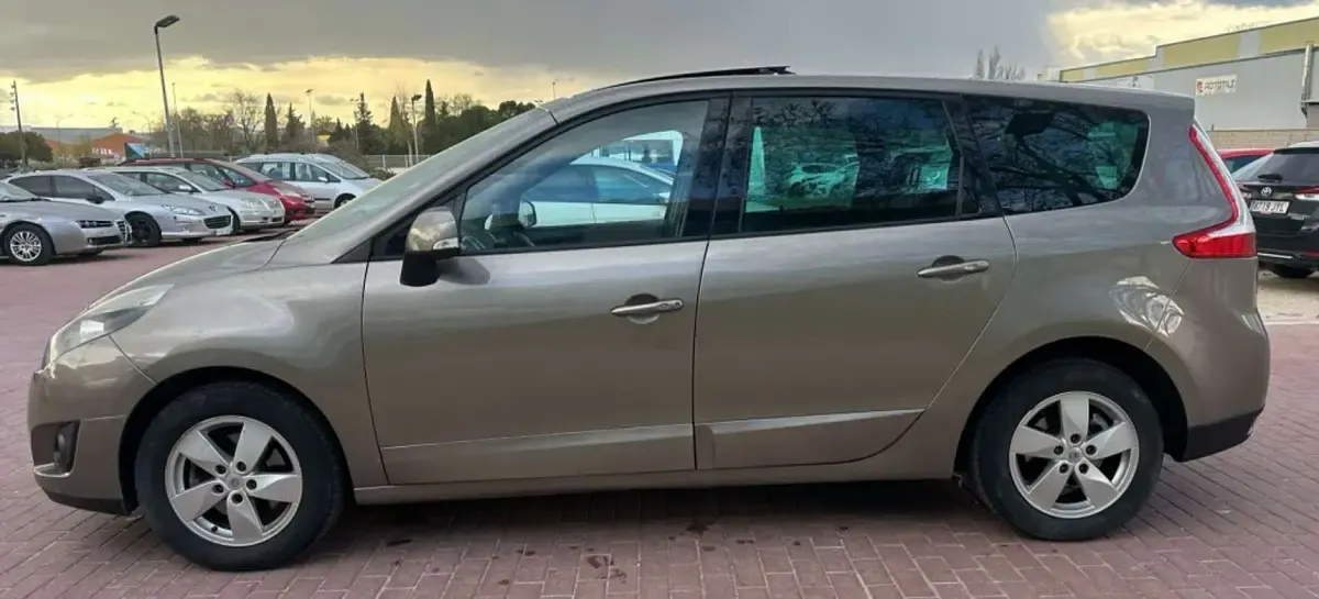 Usado Renault Scenic E-Tech 131 CV (96 kW) 2011 Marrón Monovolumen