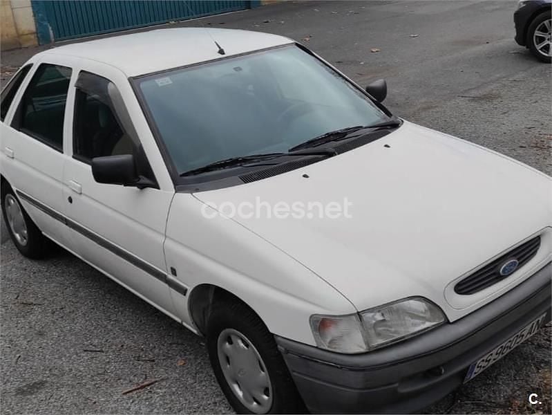 Blanco Usado 1992 Ford Escort Berlina | 2100 € - Imagen 1/4