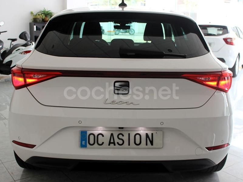 Usado Seat Leon Style 130 CV (95 kW) 2022 Blanco Berlina