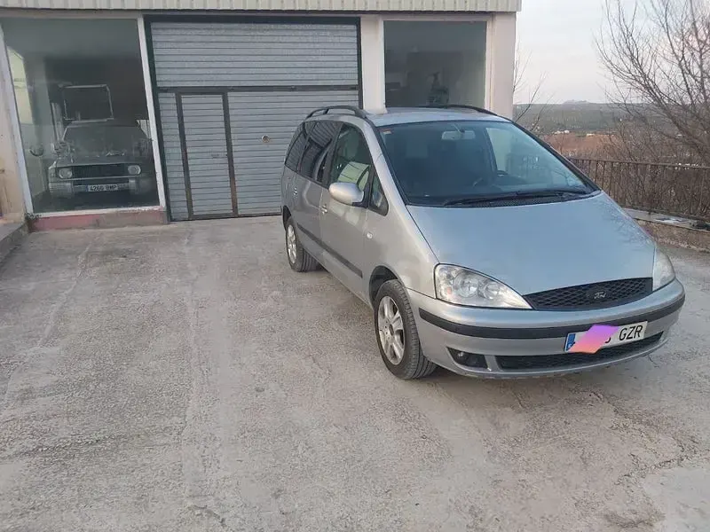 Usado Ford Galaxy Ghia 130 CV (95 kW) 2004 Gris / plata Monovolumen