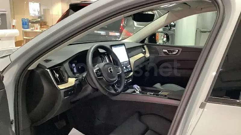Usado Volvo XC60 Plus 350 CV (257 kW) 2025 Gris / plata SUV