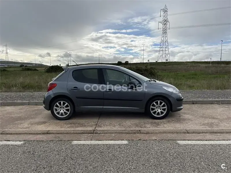 Usado Peugeot 207 70 CV (51 kW) 2009 Gris / plata Berlina
